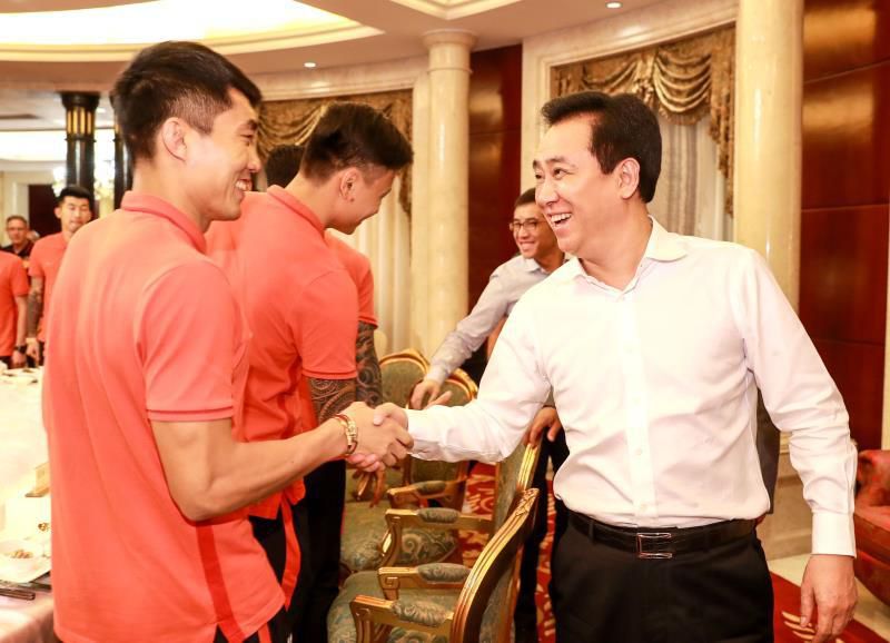 对于第一次合作的井柏然，娄烨导演直接夸赞因为他长得特别帅，还聊起他们的首次会面，当时双方在办公室聊了4个多小时，聊得非常愉快，从外形到内心都达到契合，于是合作就开始了